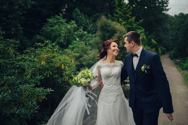 Young Caucasian Wedding Couple Flowers Bouquet Walking Park — Stock Photo, Image