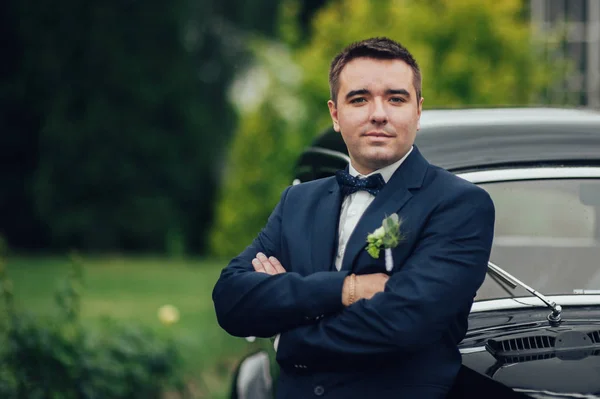 Stilig Brudgummen Med Boutonniere Poserar Bredvid Retro Bil — Stockfoto