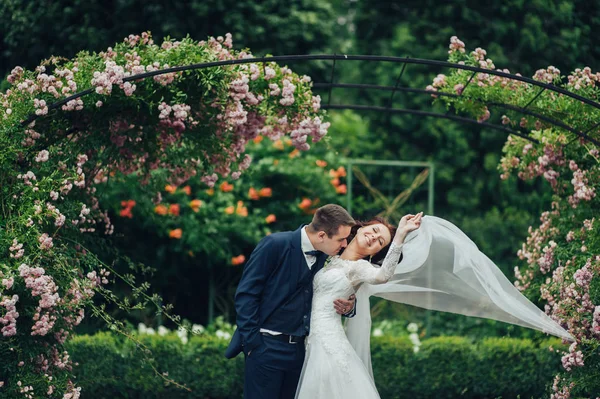 Jovem Casamento Caucasiano Casal Abraçando Parque — Fotografia de Stock
