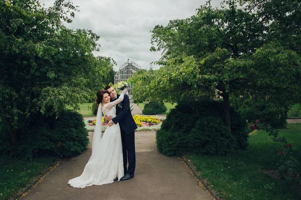 Beyaz Düğün Çifti Ile Parkta Sarılma Çiçek Buketi — Stok fotoğraf