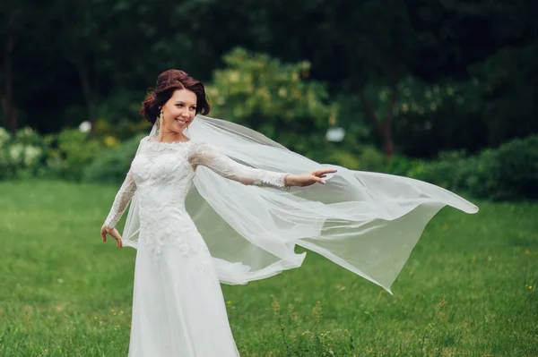 Unga Vackra Kaukasiska Bruden Viftande Slöja Park — Stockfoto