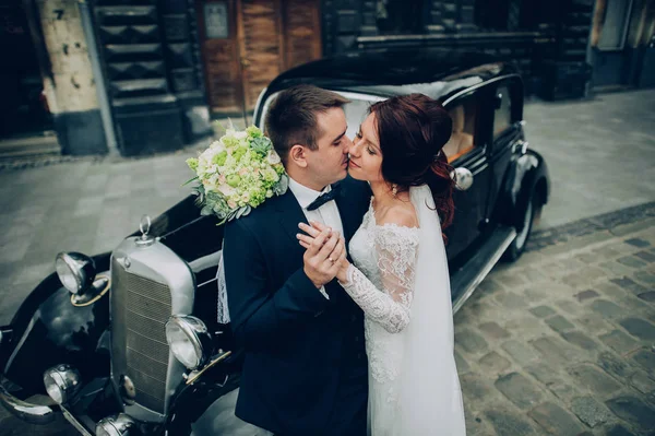 Красива Біла Весільна Пара Обіймається Біля Ретро Автомобіля — стокове фото