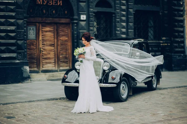 Jonge Kaukasische Bruid Met Bloemen Zwaaien Sluier Naast Auto — Stockfoto