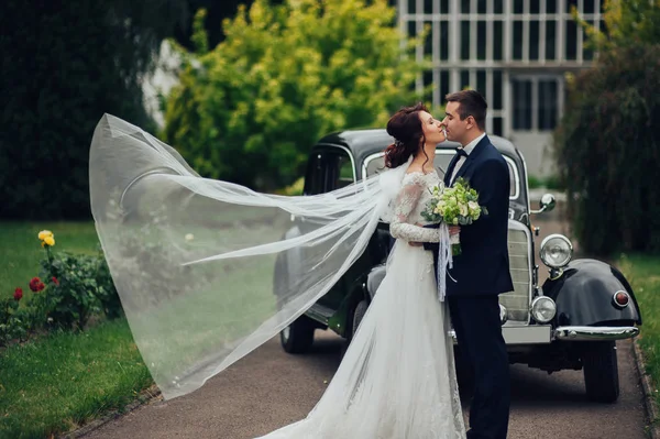 Jovem Casal Bonito Casamento Com Bouquet Abraçando Perto Carro Retro — Fotografia de Stock
