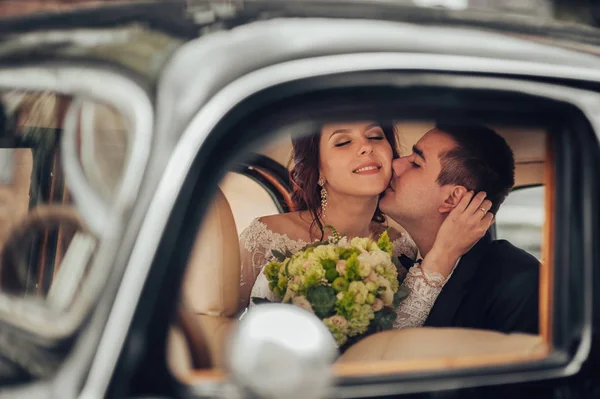 Jonge Aantrekkelijke Bruidspaar Met Bloemen Boeket Zoenen Retro Auto — Stockfoto