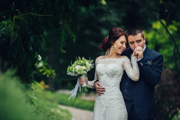 年轻迷人的新婚夫妇 新郎亲吻新娘的手在公园 — 图库照片