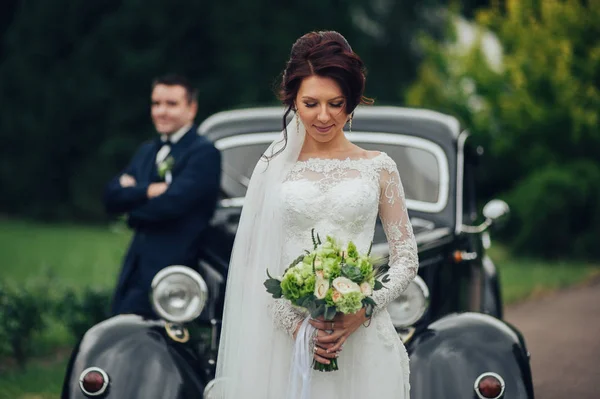 Fiatal Vonzó Kaukázusi Esküvő Házaspár Virágok Csokor Jelentő Mellett Autó — Stock Fotó