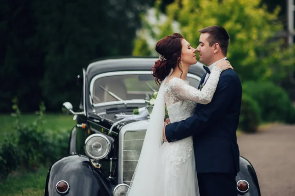 Jonge Kaukasische Bruidspaar Knuffelen Naast Retro Auto — Stockfoto