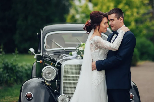 Aantrekkelijke Kaukasische Bruidspaar Knuffelen Buurt Van Retro Auto — Stockfoto