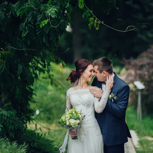 Bröllopsparet Med Blommor Bukett Kramas Park — Stockfoto