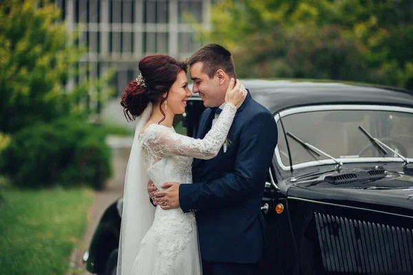 Jonge Aantrekkelijke Kaukasische Bruidspaar Knuffelen Buurt Van Retro Auto — Stockfoto