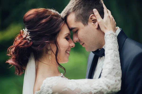 Pareja Boda Caucásica Abrazándose Parque —  Fotos de Stock