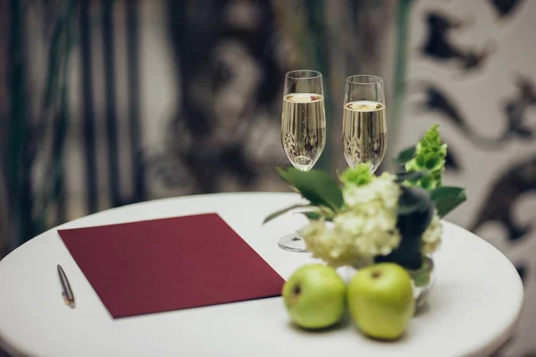 Table Avec Papier Rouge Vierge Vin Mousseux Pommes Gros Plan — Photo