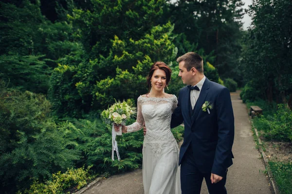Casal Casamento Caucasiano Com Flores Buquê Andando Juntos Parque — Fotografia de Stock