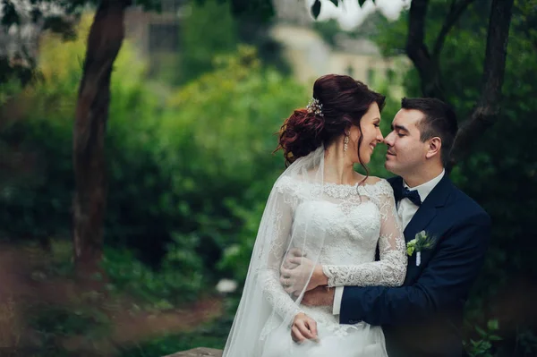 Молодая Привлекательная Кавказская Свадебная Пара Обнимается Парке — стоковое фото