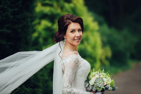 Unga Vackra Kaukasiska Brud Med Blommor Tittar Kameran Park — Stockfoto