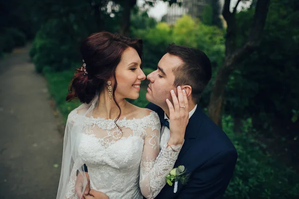 Jovem Muito Caucasiano Casamento Casal Abraçando Parque — Fotografia de Stock