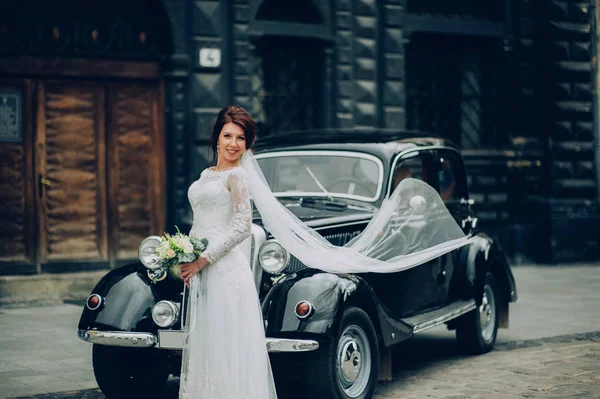 Unga Kaukasiska Bruden Med Blommor Viftande Slöja Bredvid Retro Auto — Stockfoto