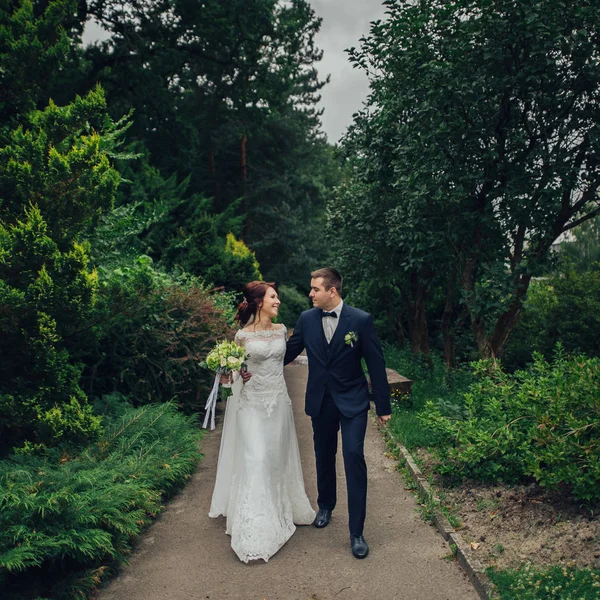 Біла Весільна Пара Квітами Букет Ходить Обіймається Парку Разом — стокове фото