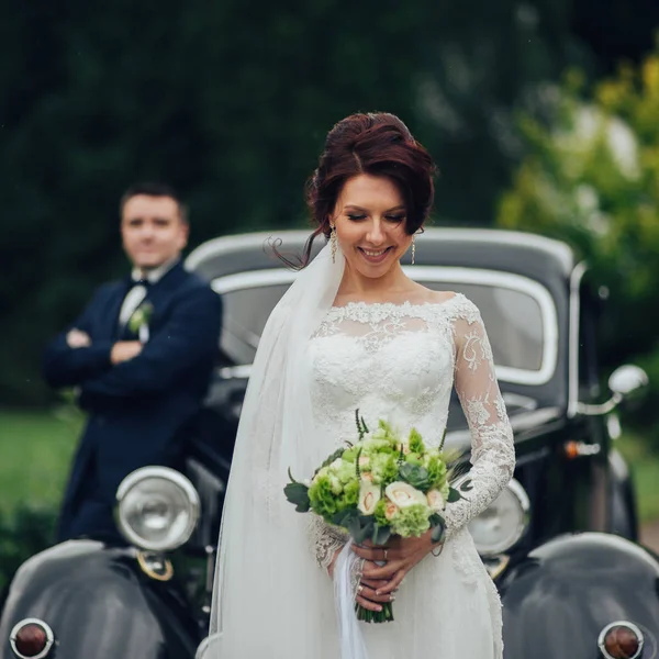 Fiatal Vonzó Kaukázusi Esküvő Házaspár Virágok Csokor Jelentő Mellett Autó — Stock Fotó