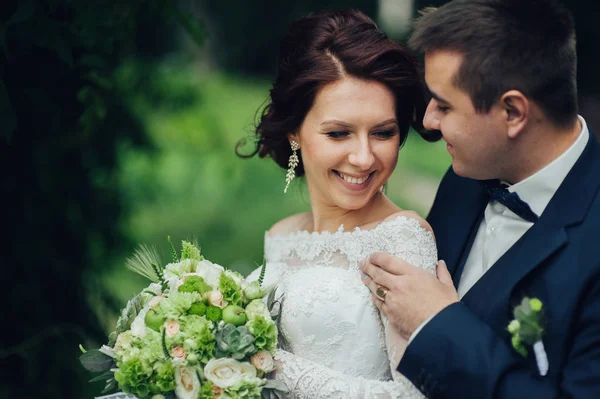 Hochzeitspaar Mit Blumenstrauß Umarmt Sich Park — Stockfoto