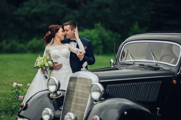 Jonge Aantrekkelijke Kaukasische Bruidspaar Met Bloemen Boeket Knuffelen Naast Auto — Stockfoto