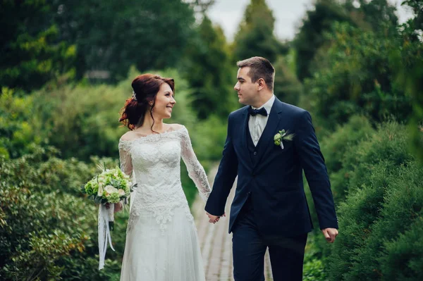 Jonge Kaukasische Bruidspaar Met Bloemen Boeket Wandelen Het Park — Stockfoto