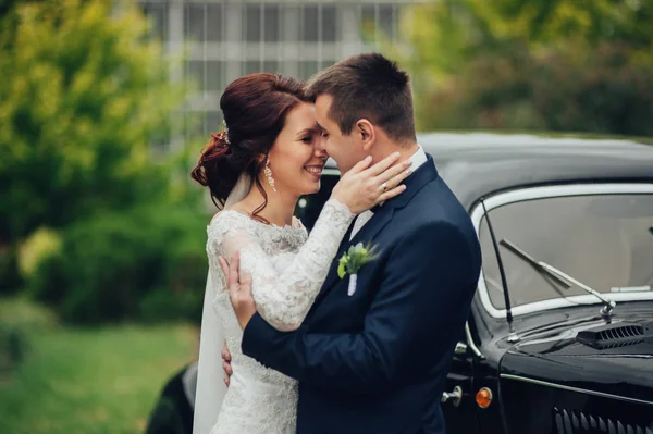 Jonge Kaukasische Bruidspaar Knuffelen Voor Retro Auto — Stockfoto