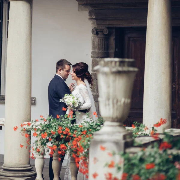 Casal Casamento Caucasiano Com Flores Buquê Abraçando Varanda — Fotografia de Stock