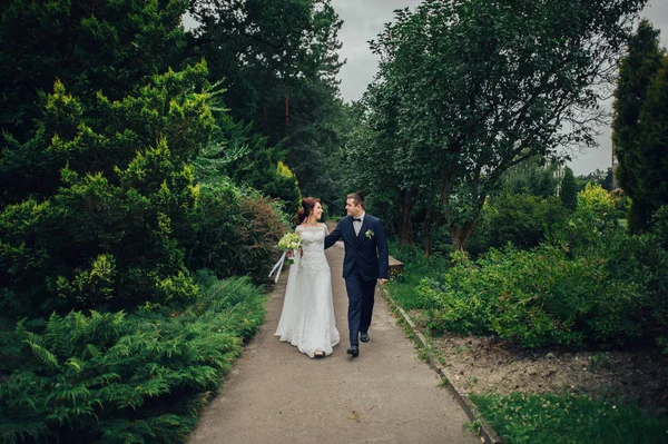 Casal Casamento Com Flores Buquê Andando Parque — Fotografia de Stock