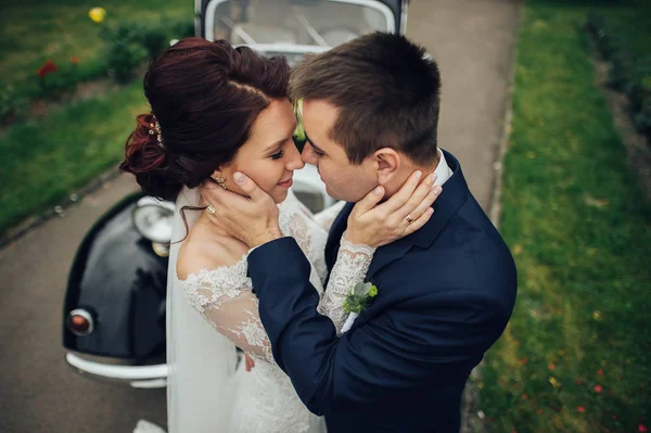 Young Caucasian Wedding Couple Hugging Front Retro Car — Stock Photo, Image