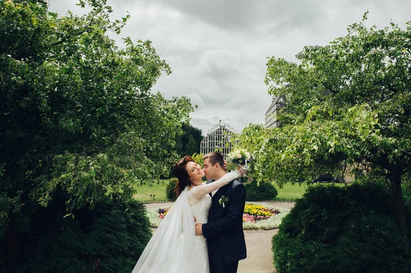 Feliz Casal Casamento Caucasiano Com Flores Buquê Abraçando Parque — Fotografia de Stock