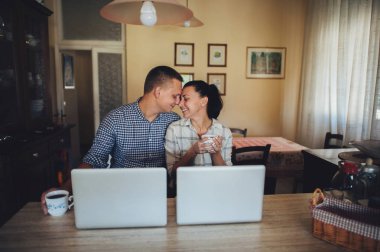 Bilgisayar önünde oturan ve surat genç Çift 