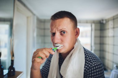 Diş Temizleme ve banyoda surat adam 