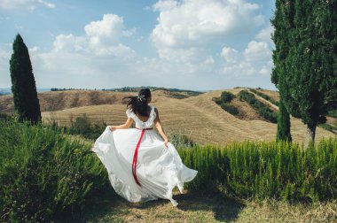 Güzel elbise alanında çalışan gelin