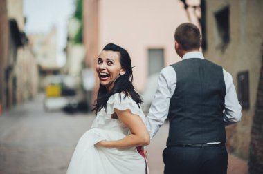 Romantik Çift eski kasaba sokaklarında yürüyüş