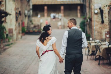 Romantik Çift eski kasaba sokaklarında yürüyüş