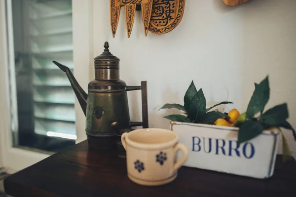 Mesa Cozinha Com Cafeteira Xícara Cesta Com Frutas Falsas — Fotografia de Stock