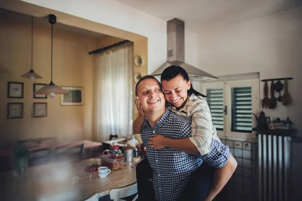 Mujer Joven Riendo Montando Hombre Cocina — Foto de Stock