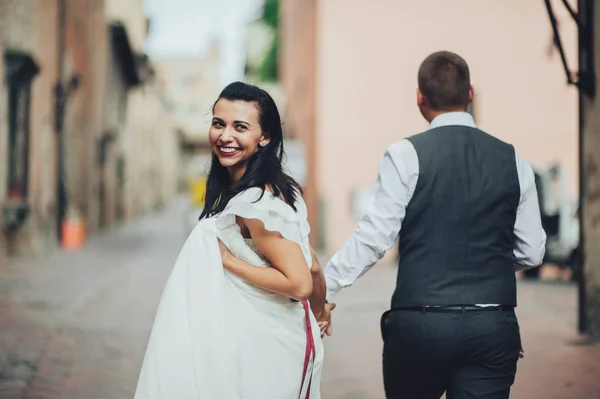 Casal Romântico Andando Nas Ruas Cidade Velha — Fotografia de Stock