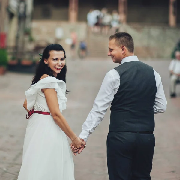 Romantik Çift Eski Kasaba Sokaklarında Yürüyüş — Stok fotoğraf