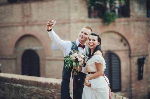 Recém Casados Casal Fazendo Selfie Após Cerimônia — Fotografia de Stock