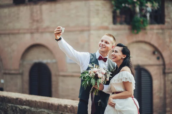 Recém Casados Casal Fazendo Selfie Após Cerimônia — Fotografia de Stock