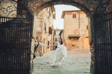 Yeni nikahlı çift eski kasaba sokaklarında yürüyüş