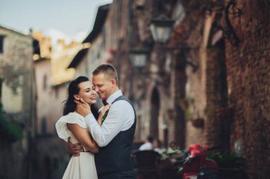 Romantik Çift eski kasaba sokaklarında sarılma