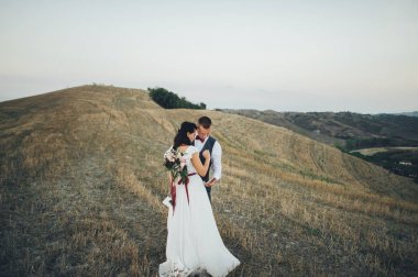 Gelin ve damat her alanında sarılma