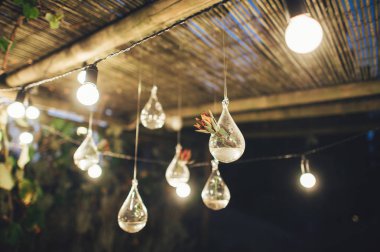 Ahşap tavana asılı kesimine çiçeklenir