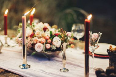 Çiçekler ve mumlar ile düğün tablosunun görünümünü kapat