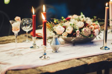 Çiçekler ve mumlar ile düğün tablosunun görünümünü kapat