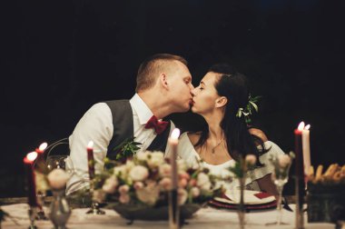 Düğün şenlikte öpüşme gelin damat 